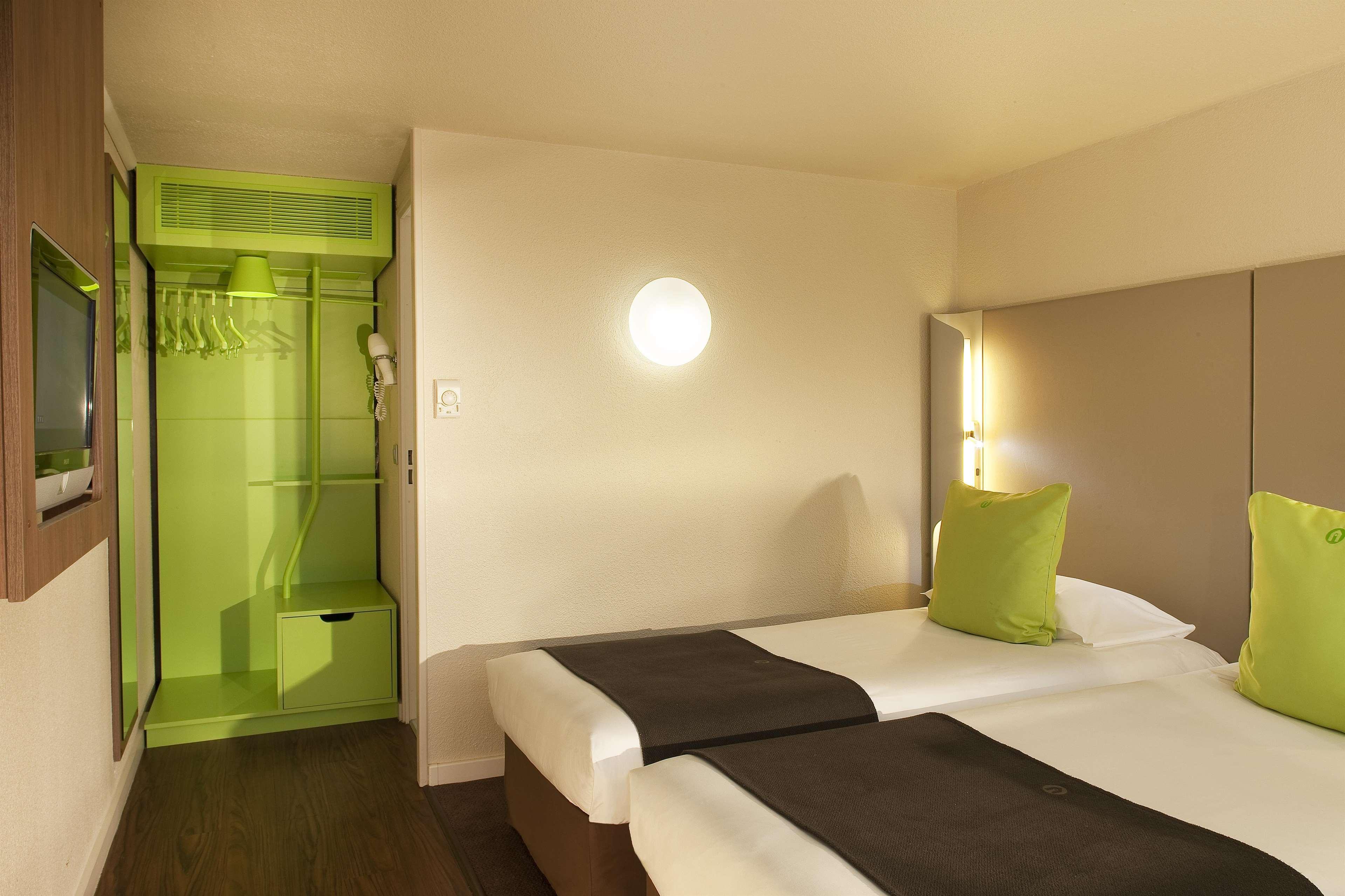 Campanile Epone Hotel Exterior photo